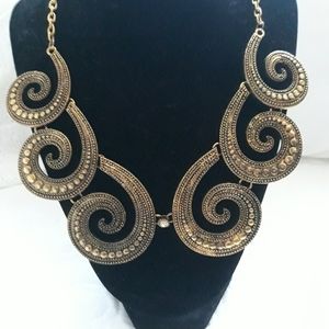 Swirl design gold necklace